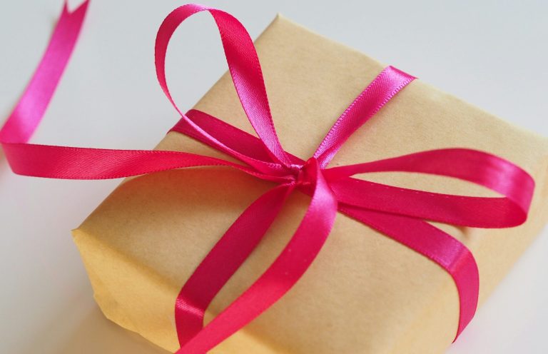 Geschenk mit rosa Schleife: Unser Jahr, das Geschenk für Paare von LAUDABO